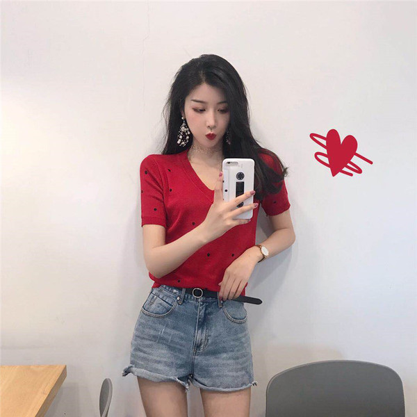 Egyszerű női pöttyös póló fehér és piros színben