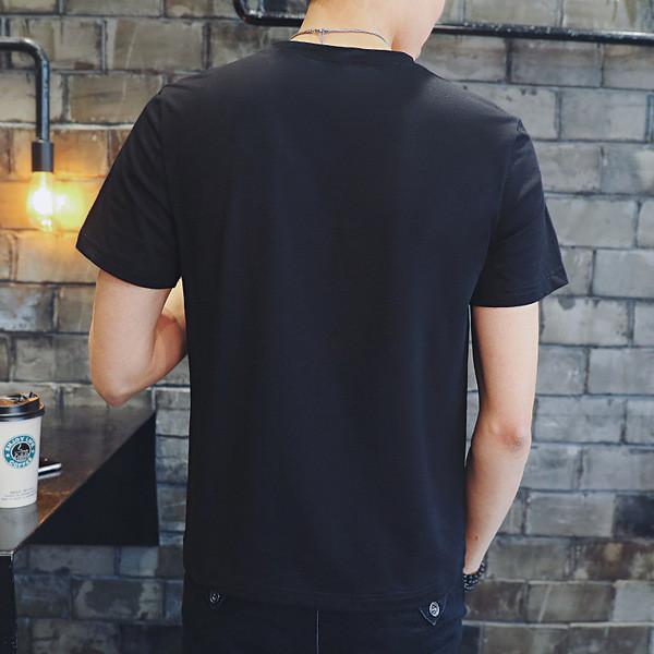 Modern férfi póló rövid ujjal és O-alakú gallérral fekete-fehér színben