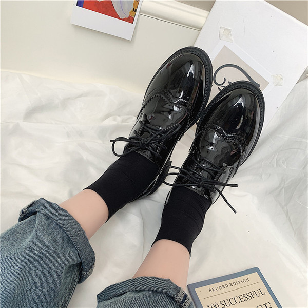 Καθημερινά γυναικεία παπούτσια με μαύρους δεσμούς - δύο μοντέλα