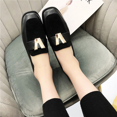 Modern női cipő fém díszítéssel, két színben