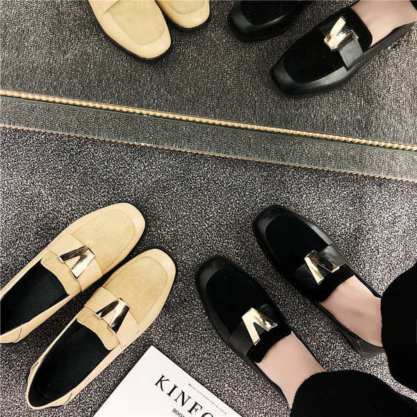 Modern női cipő fém díszítéssel, két színben