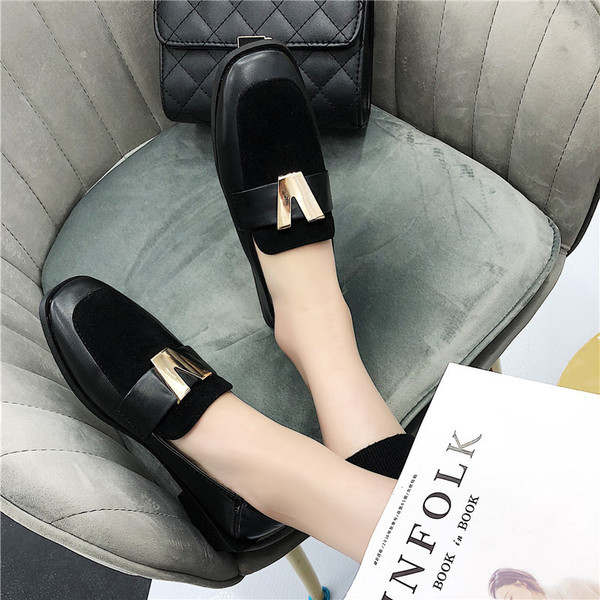 Modern női cipő fém díszítéssel, két színben