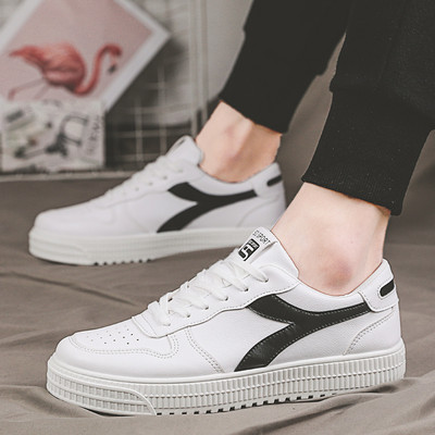 Férfi rugós tornacipő lapos talppal, fehér színben