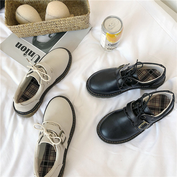 Alkalmi cipő csattal és fűzővel, két színben