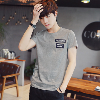 Aktuális férfi póló feliratokkal és O-alakú gallérral több színben