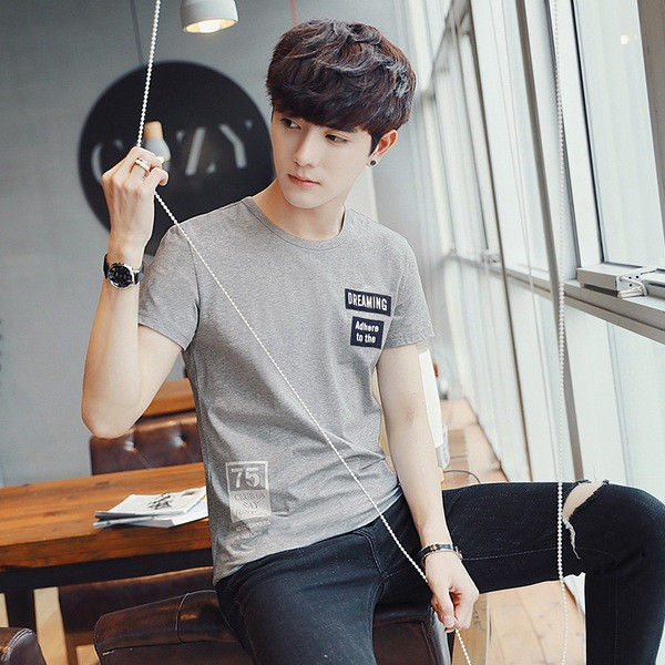 Aktuális férfi póló feliratokkal és O-alakú gallérral több színben