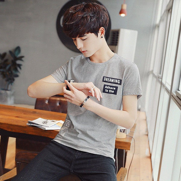 Aktuális férfi póló feliratokkal és O-alakú gallérral több színben