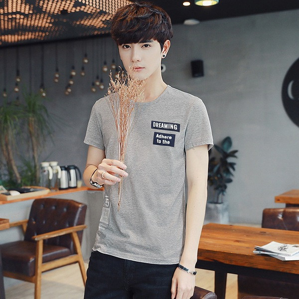 Aktuális férfi póló feliratokkal és O-alakú gallérral több színben