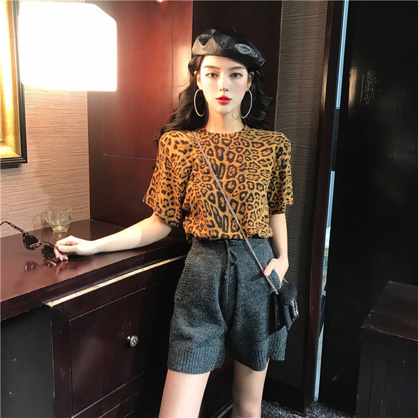 Elegáns női póló leopárd mintával