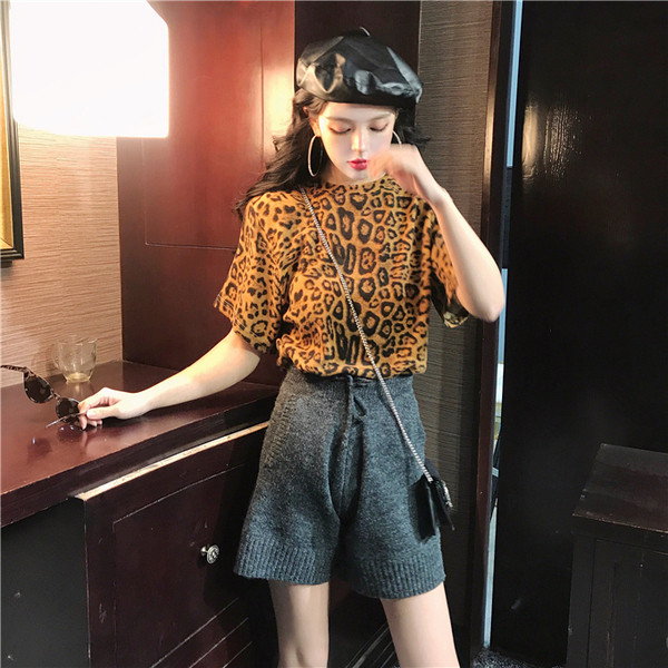 Elegáns női póló leopárd mintával