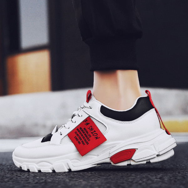 Új, modern férfi tornacipő fűzős fehér színben, felirattal