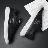 Tenisi moderni pentru bărbați în alb, negru și crem cu inscripție