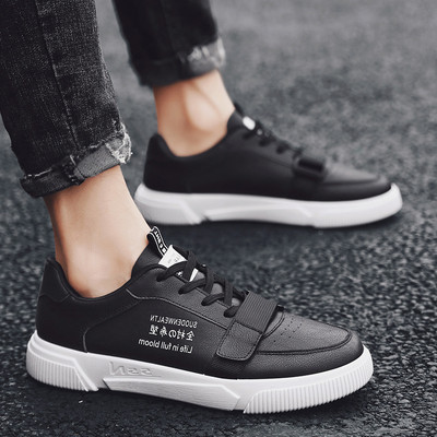 Tenisi moderni pentru bărbați în alb, negru și crem cu inscripție