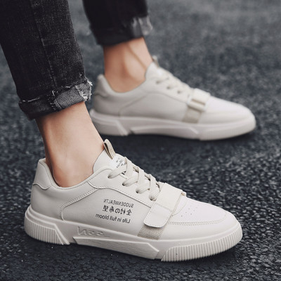 Tenisi moderni pentru bărbați în alb, negru și crem cu inscripție