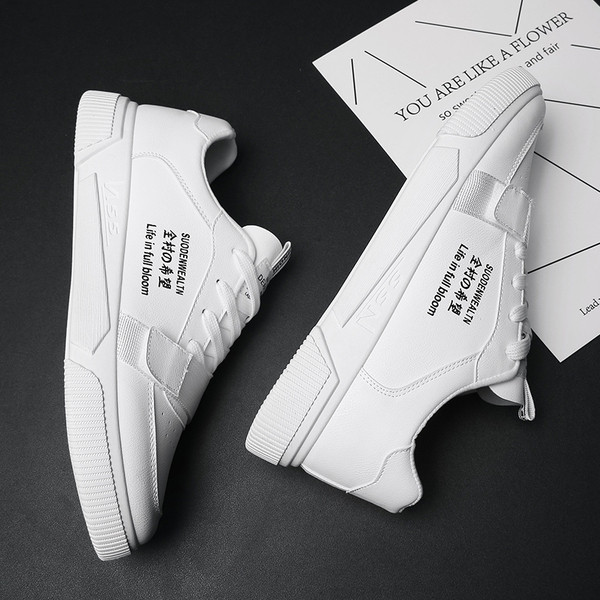 Tenisi moderni pentru bărbați în alb, negru și crem cu inscripție