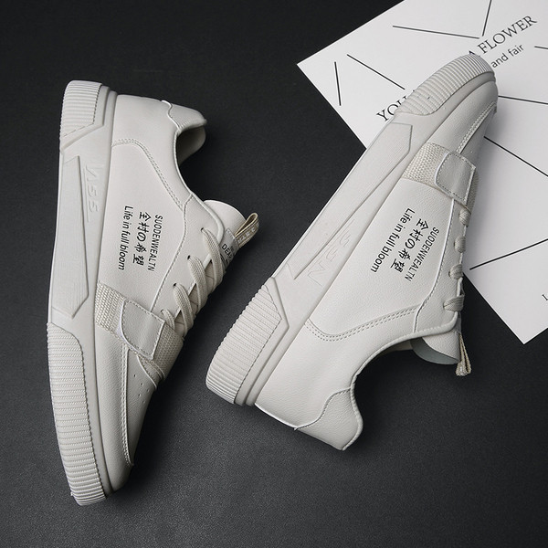 Tenisi moderni pentru bărbați în alb, negru și crem cu inscripție