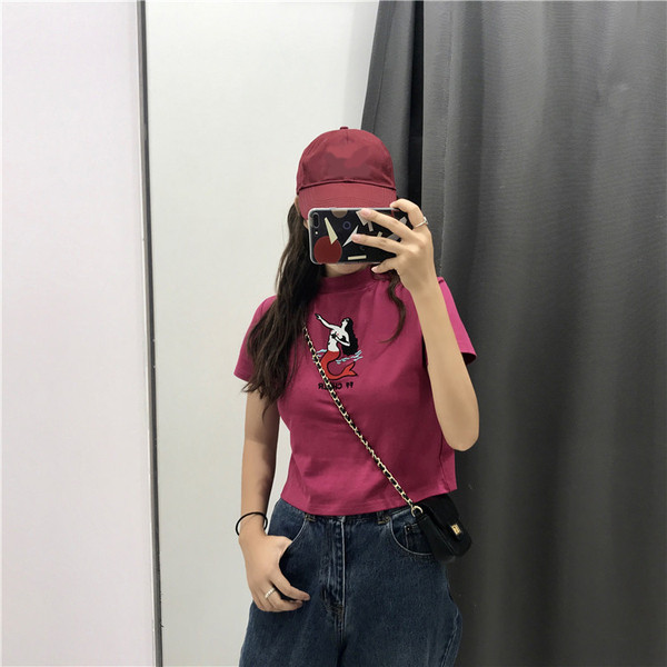 Modern női rövid póló hímzéssel