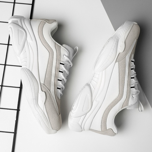 Μοντέρνα αθλητικά πάνινα παπούτσια με ψηλό τακούνι και κορδόνια σε λευκό και μαύρο χρώμα