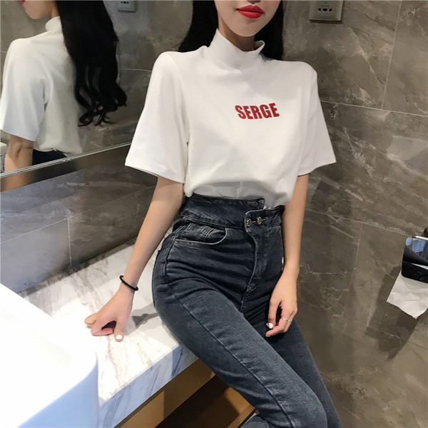 Stílusos női póló magas gallérral és felirattal két színben