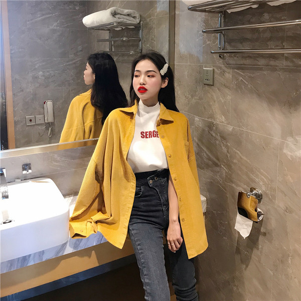 Stílusos női póló magas gallérral és felirattal két színben