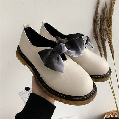 Μοντέρνα γυναικεία παπούτσια με κορδέλα σε λευκό και μαύρο χρώμα