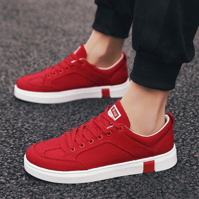 Modern férfi tornacipő lapos talppal fehér, piros és fekete színben