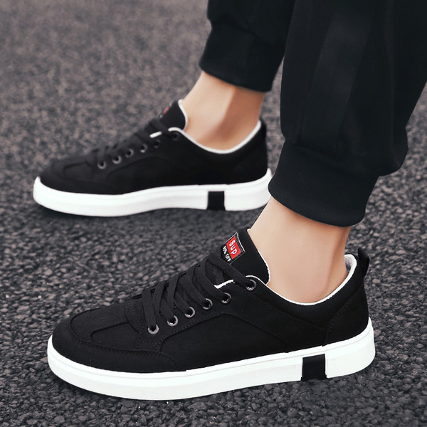 Modern férfi tornacipő lapos talppal fehér, piros és fekete színben