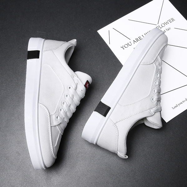 Modern férfi tornacipő lapos talppal fehér, piros és fekete színben