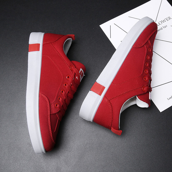 Modern férfi tornacipő lapos talppal fehér, piros és fekete színben