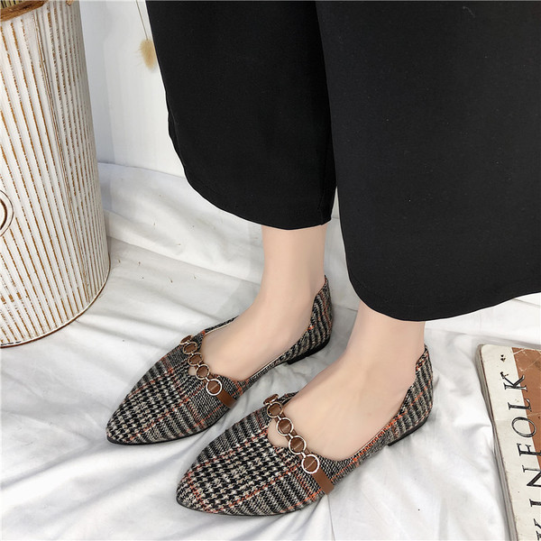 ÚJ modell női kockás cipő fém díszítéssel