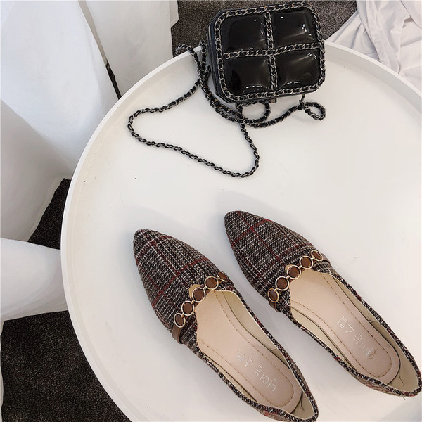 ÚJ modell női kockás cipő fém díszítéssel