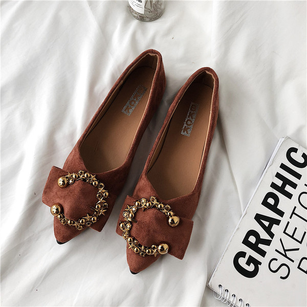 Stílusos női cipő fém díszítéssel, két színben