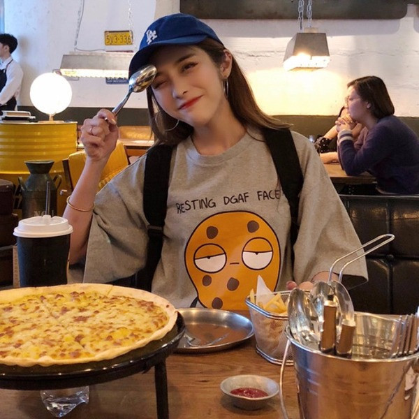 Alkalmi női póló rátéttel, három színben