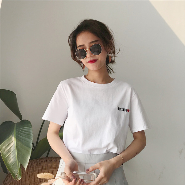 Tricou de damă cu inscripție în alb și negru