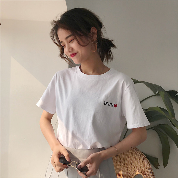 Tricou de damă cu inscripție în alb și negru