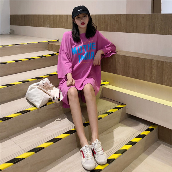 Modern női széles feliratos póló