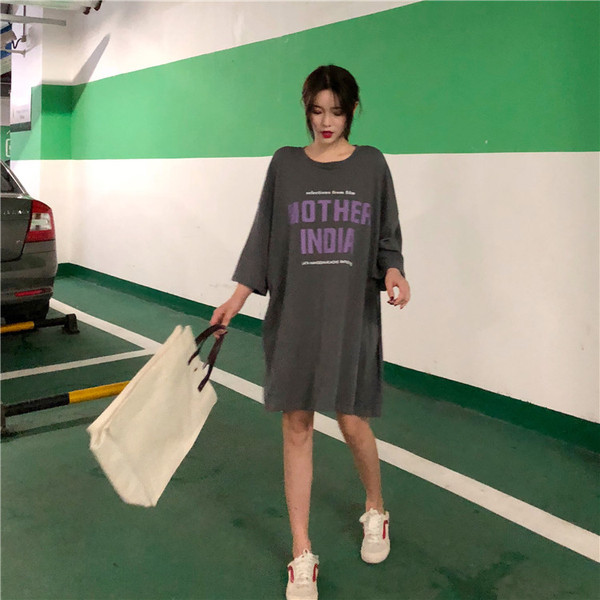 Modern női széles feliratos póló