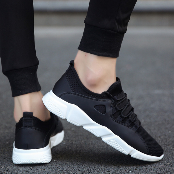 Sportos-alkalmi férfi tornacipő fekete színben, kényelmes talppal