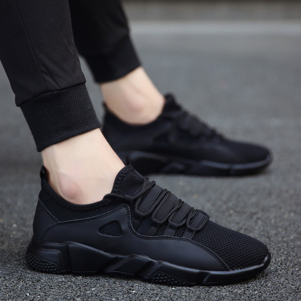 Sportos-alkalmi férfi tornacipő fekete színben, kényelmes talppal