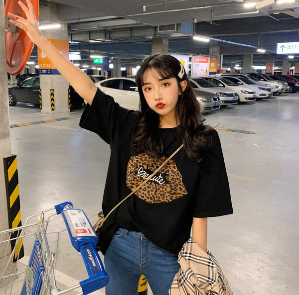 Modern női póló állati elemekkel három színben