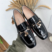 Stílusos női cipő fém díszítéssel