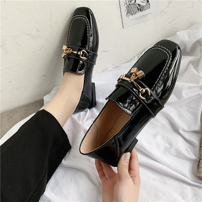 Stílusos női cipő fém díszítéssel