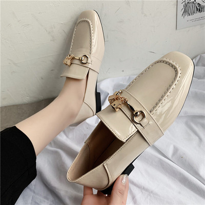 Stílusos női cipő fém díszítéssel