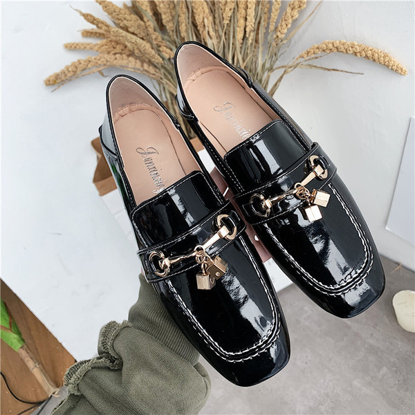 Stílusos női cipő fém díszítéssel