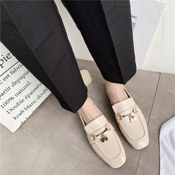 Stílusos női cipő fém díszítéssel