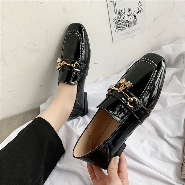 Stílusos női cipő fém díszítéssel