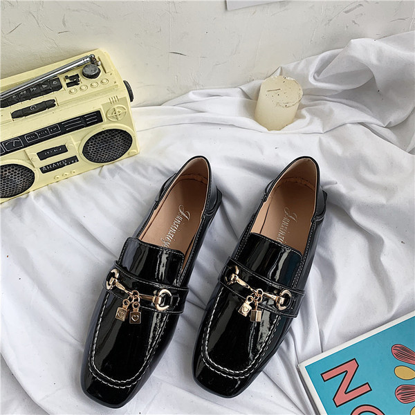 Stílusos női cipő fém díszítéssel