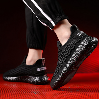 Új, alkalmi tornacipő fekete fűzős, lapos talpú felirattal