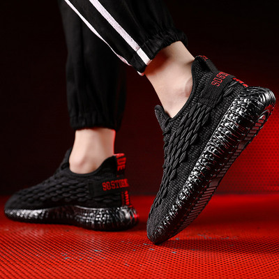 Új, alkalmi tornacipő fekete fűzős, lapos talpú felirattal