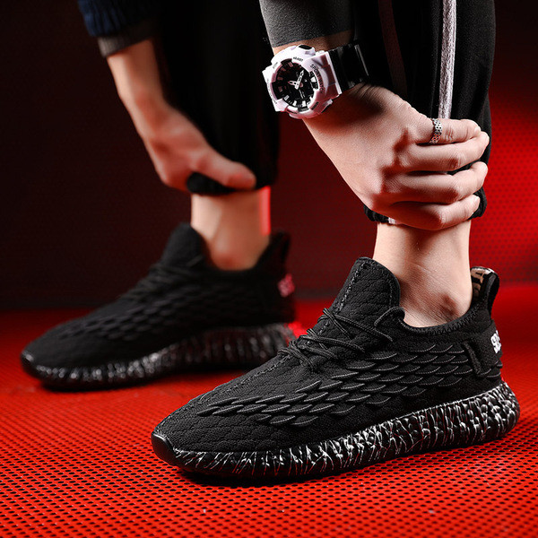 Új, alkalmi tornacipő fekete fűzős, lapos talpú felirattal